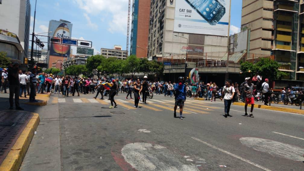 National Guard begins to surround demonstrators in Chacao.