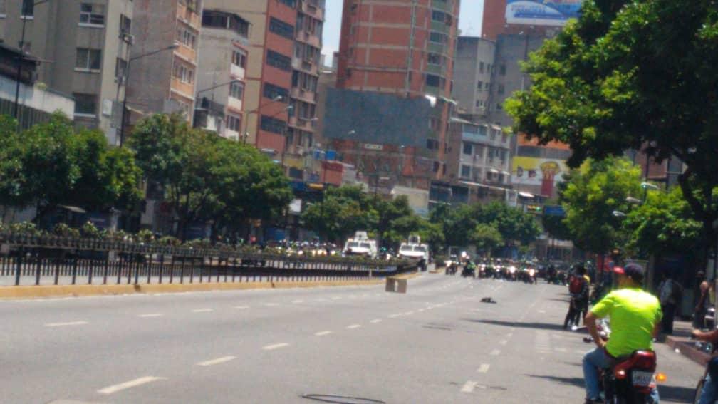 National Guard begins to surround demonstrators in Chacao.