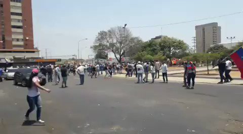 Maracaibo:  Reprimen a manifestantes que apoyan el retorno de la DEMOCRACIA en la Plaza La República