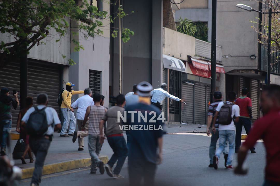 Polimiranda officials confront the armed groups that shoot demonstrators from the Ministry of Transport in Chacao