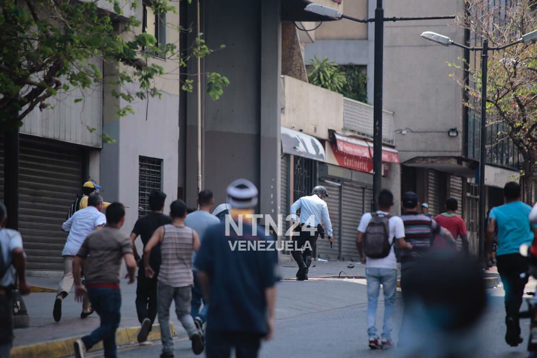 Polimiranda officials confront the armed groups that shoot demonstrators from the Ministry of Transport in Chacao