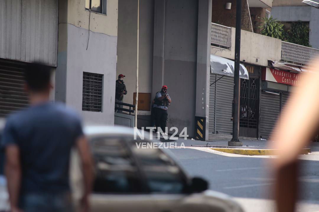 Polimiranda officials confront the armed groups that shoot demonstrators from the Ministry of Transport in Chacao
