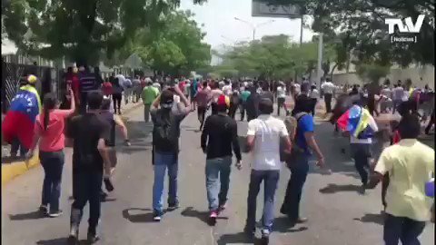 Confrontation in the adjacencies of the Cathedral of Barquisimeto between Protesters and the Regional Police. There are injured.