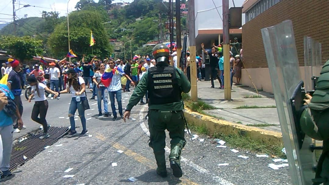 Trujillo: Moment in which the opposition march passed the security of the Zodi-Trujillo and stand at the entrance
