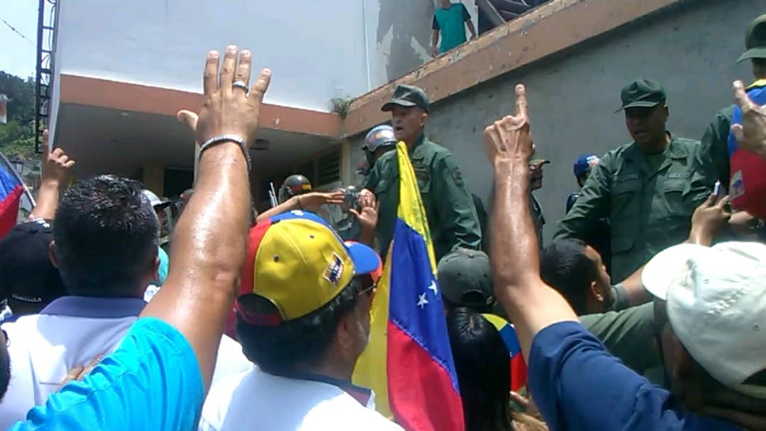 Trujillo: Moment in which the opposition march passed the security of the Zodi-Trujillo and stand at the entrance