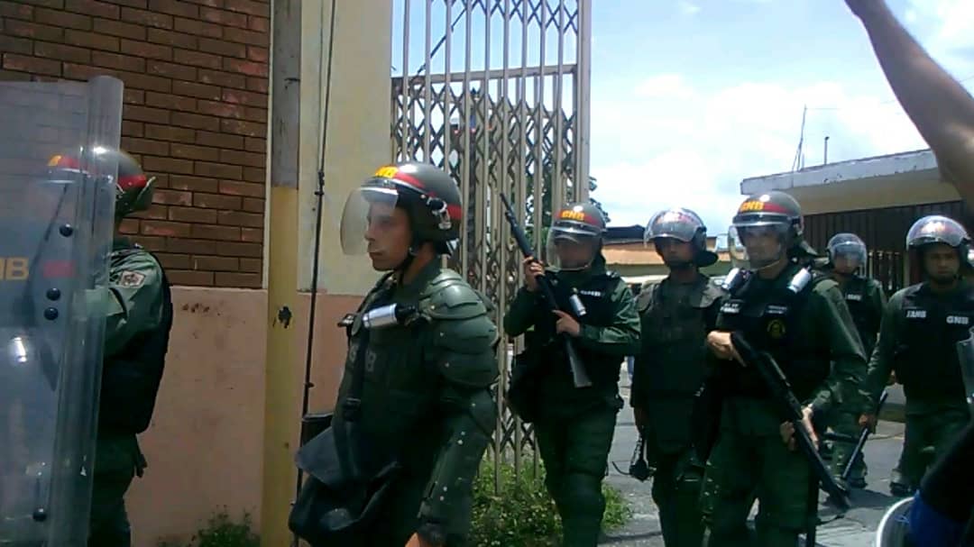 Trujillo: Moment in which the opposition march passed the security of the Zodi-Trujillo and stand at the entrance