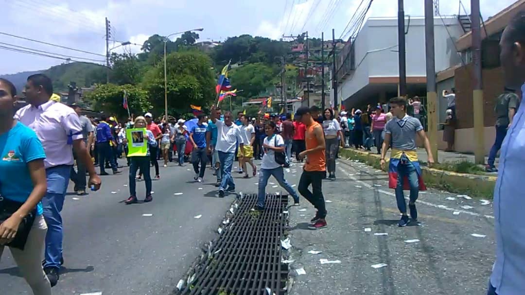 Trujillo: Moment in which the opposition march passed the security of the Zodi-Trujillo and stand at the entrance
