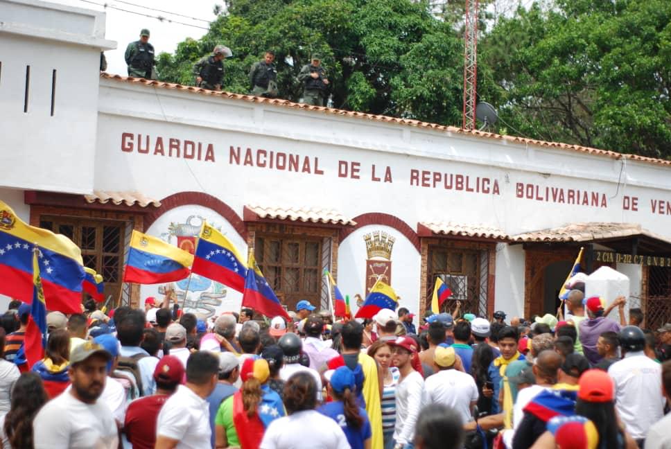 Citizens came to the command of the National Guard in Rubio, Junín municipality, in the state Táchira, to ask the uniformed to join them.