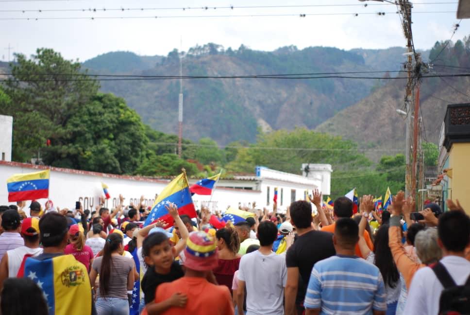 Citizens came to the command of the National Guard in Rubio, Junín municipality, in the state Táchira, to ask the uniformed to join them.