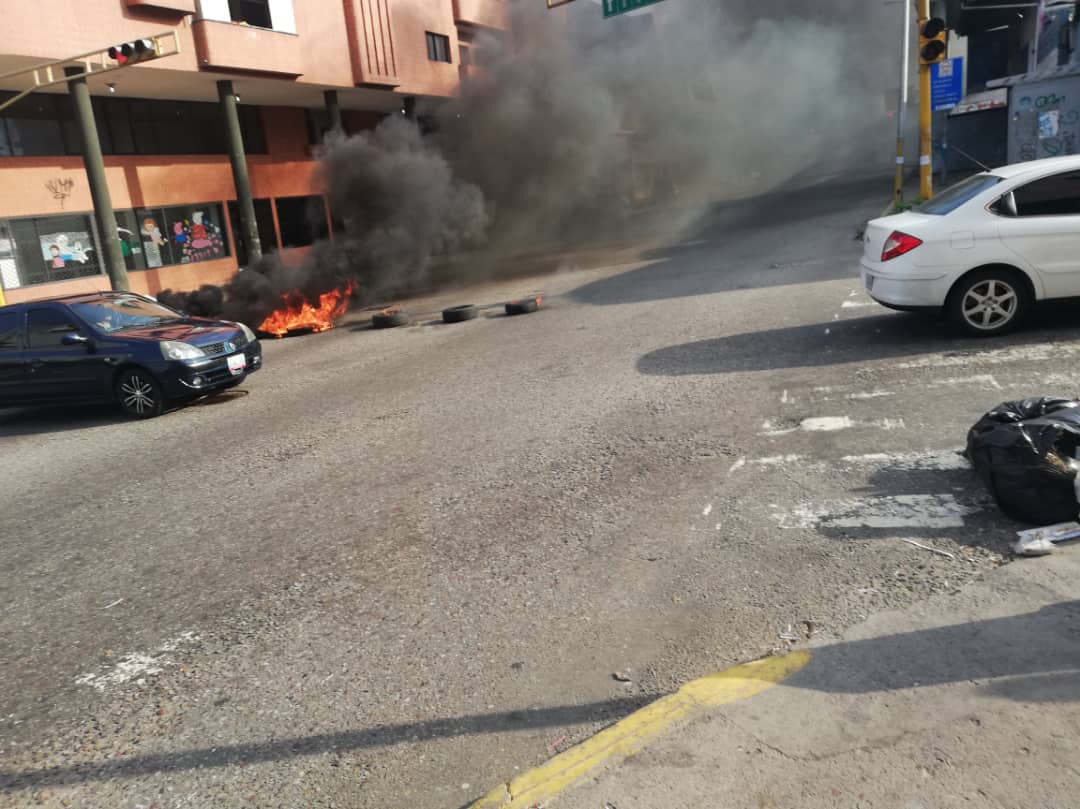 Tires burning in the center of San Cristóbal