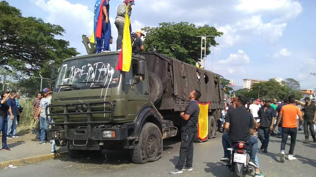 8 Aviación soldiers, from El Sombrero, were intercepted and detained with the convoy on the Cagua-La Villa highway, in Aragua. The protesters have provided them with food and water.