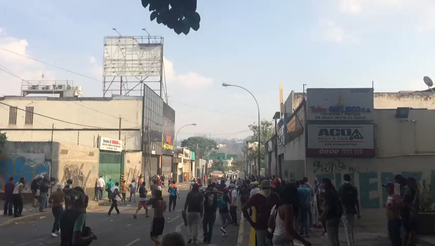 5:00 pm. Protest continues in the vicinity of the Altamira Interchange