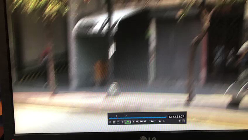 Moment when paramilitary groups begin firing from the entrance to the parking lot of the Ministry of Transportation, located on Elice Avenue in Chacao