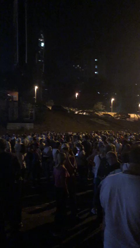 7:45 pm. In Caracas, citizens are protesting on the Prados del Este Highway, near Salta Fe, in support of Operation Libertad called by @jguaido.
