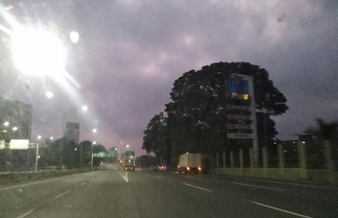 5:55 am Valle-Coche highway closed by transit officials, in the area of the Tiuna Fort service station. Photos: @mdebarrosf