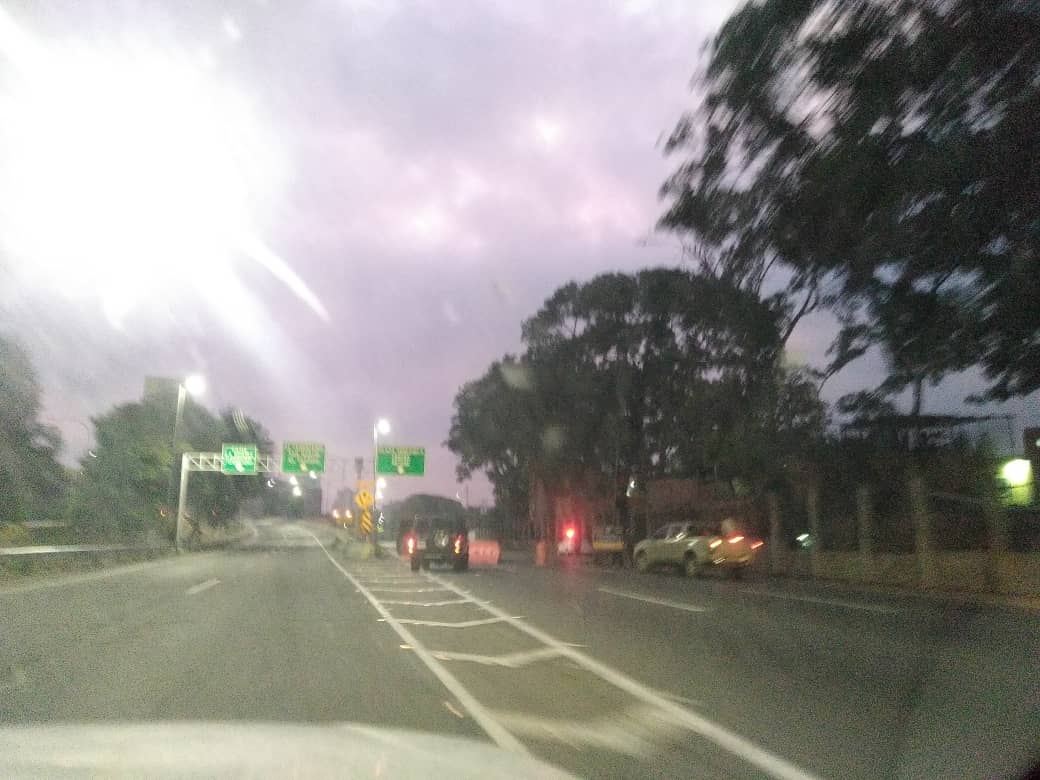 5:55 am Valle-Coche highway closed by transit officials, in the area of the Tiuna Fort service station. Photos: @mdebarrosf