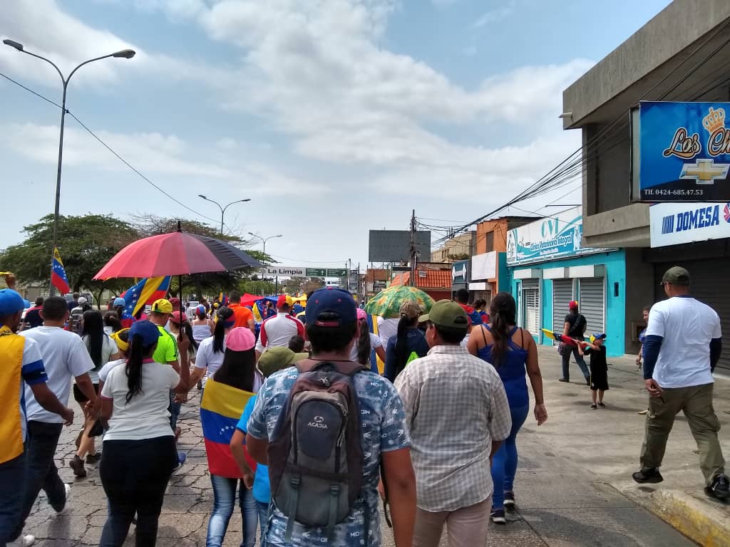 Zulianos march on La Limpia Avenue.