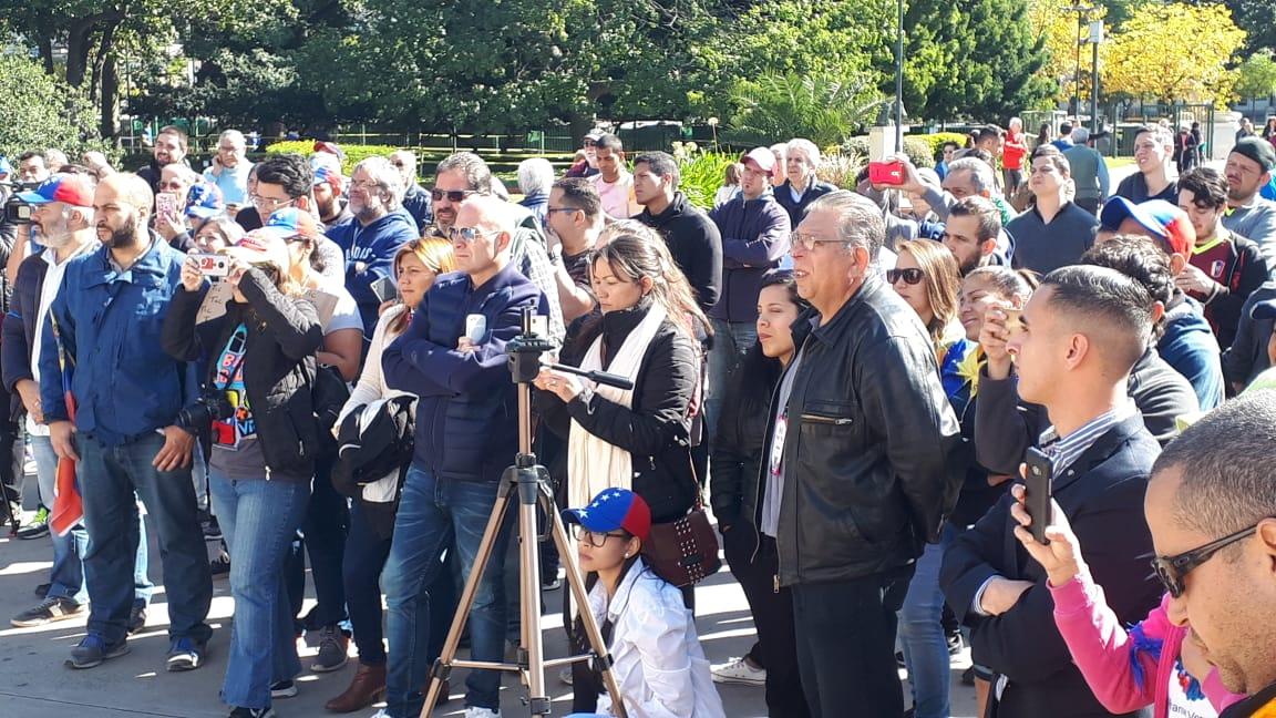 Starts rally of Venezuelans in Argentina in support of the acting president @jguaido. Photo @carlosi_suarez