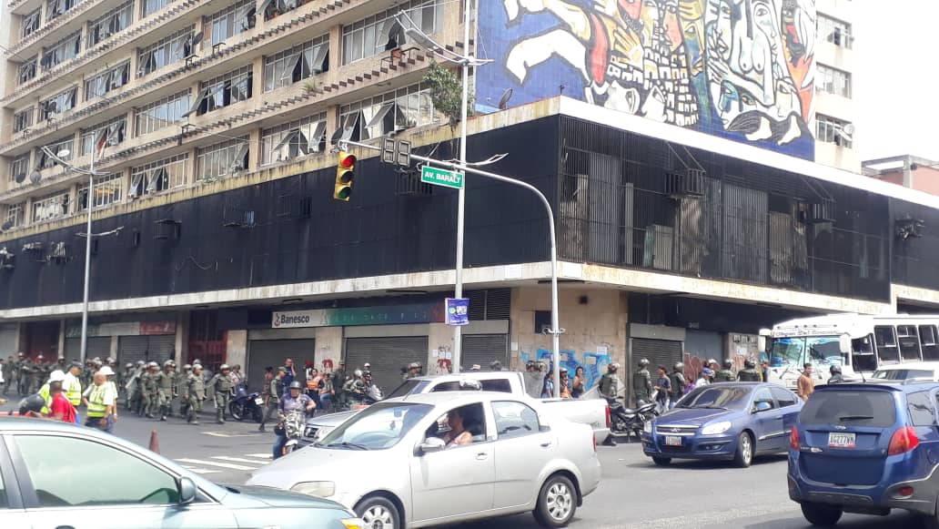 10:40 am Caracas: A contingent of the National Guard leaves the road of El Calvario and climbs up Baralt Avenue to guard the highway 