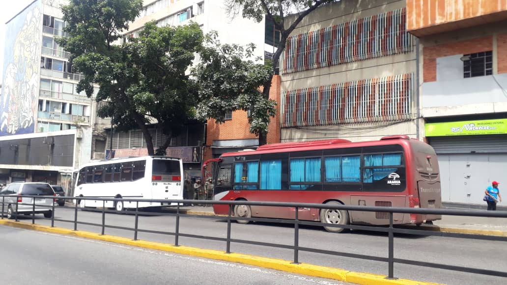 10:40 am Caracas: A contingent of the National Guard leaves the road of El Calvario and climbs up Baralt Avenue to guard the highway 