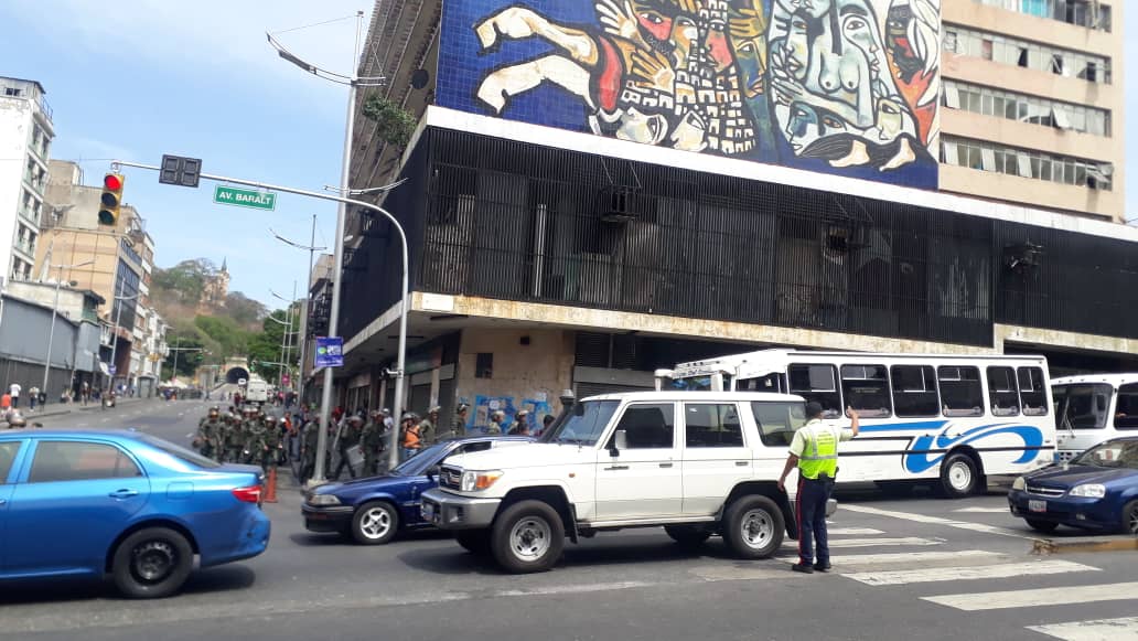 10:40 am Caracas: A contingent of the National Guard leaves the road of El Calvario and climbs up Baralt Avenue to guard the highway 