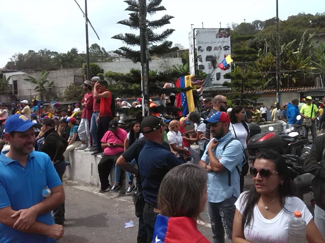 Citizen of San Antonio begin to gather on Redoma for the second consecutive day, report the presence of National Guard troops