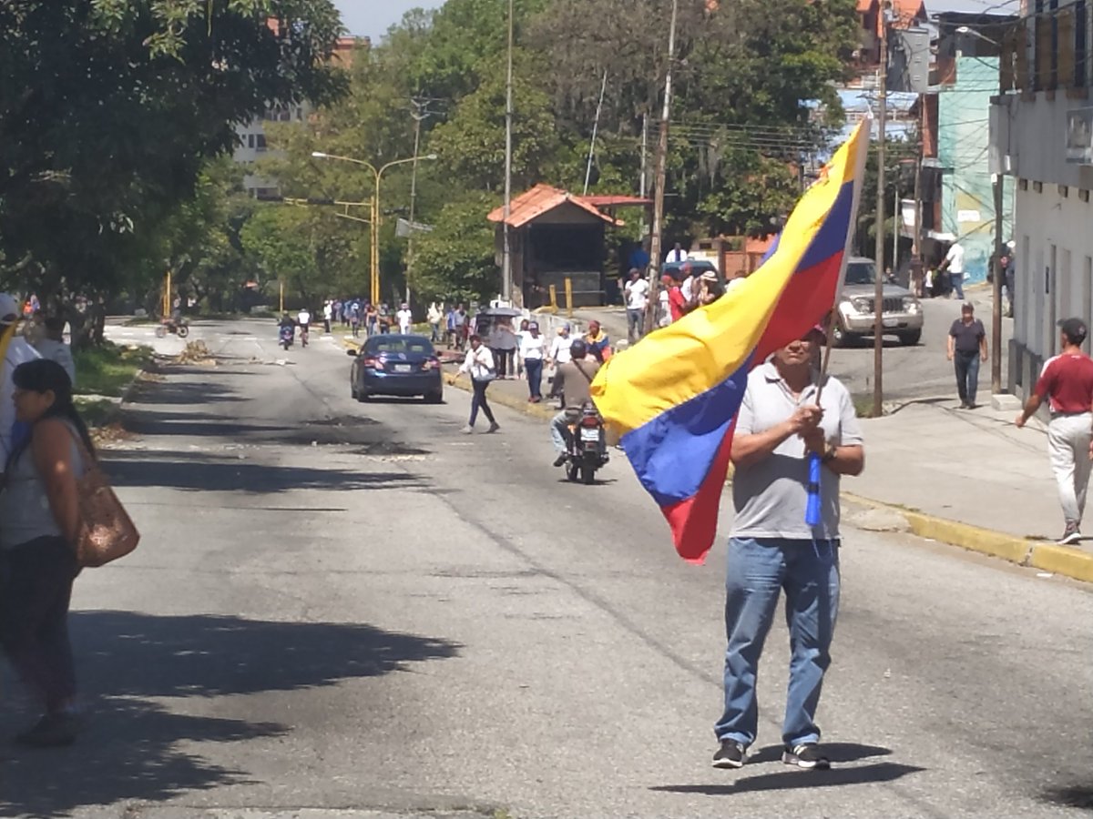 Citizens of Merida begin to gather on the Las Américas Avenue in Mérida following the call of @jguaido