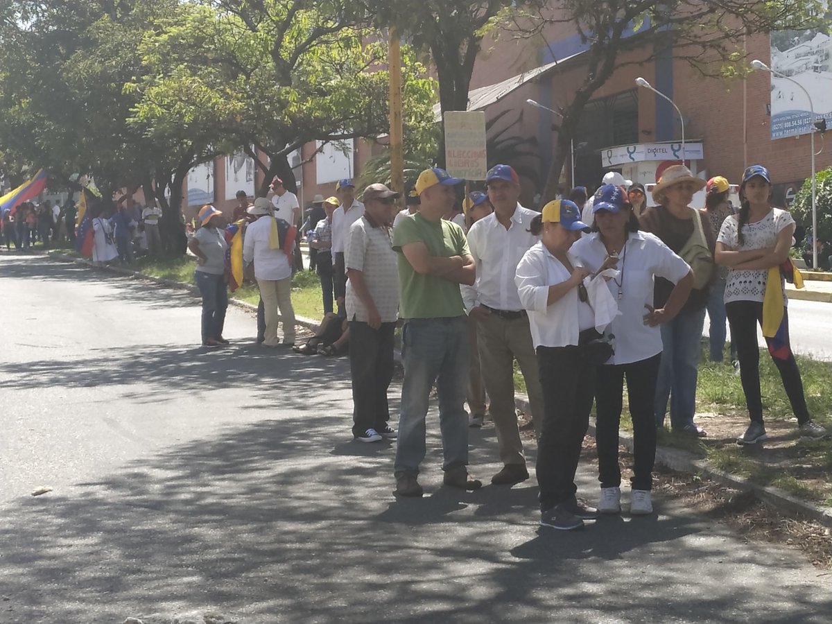 Citizens of Merida begin to gather on the Las Américas Avenue in Mérida following the call of @jguaido