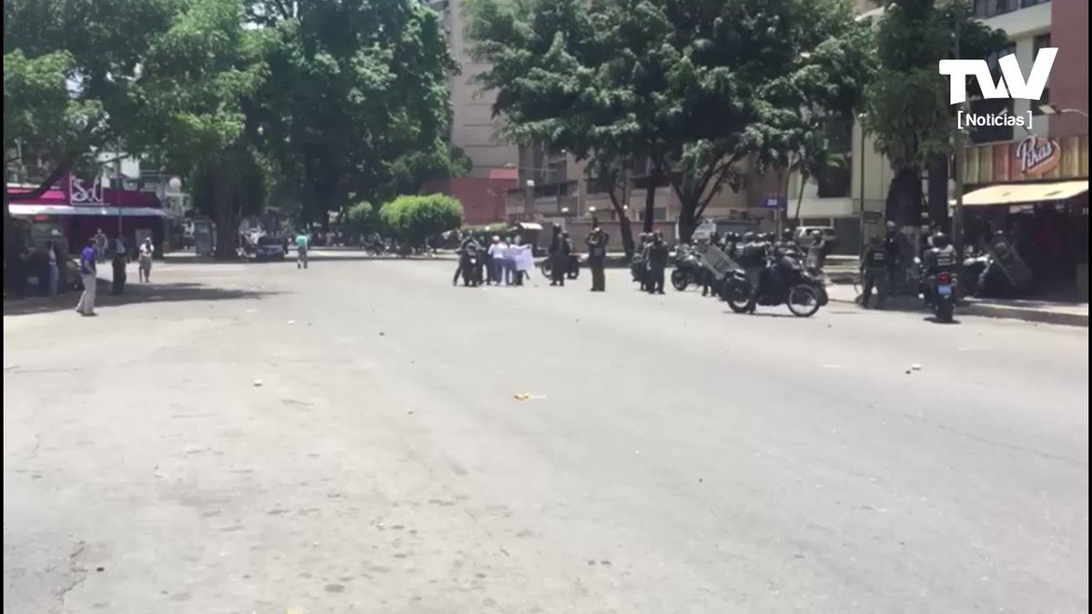 Officials of the National Guard deployed in El Paraíso against protesters who supports @jguaido