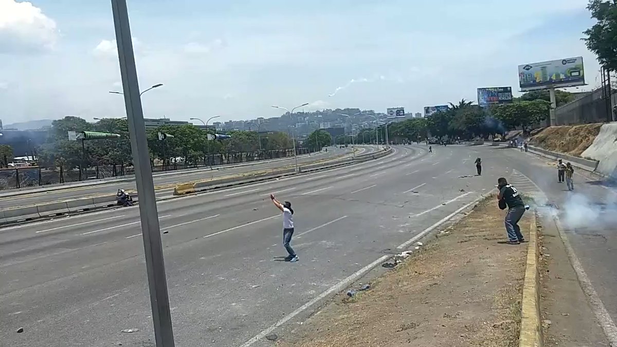 Demonstrators throw stones and Molotov cocktails towards La Carlota, National Guard responds with tear gas and shots from the positions placed at the perimeter of the air base