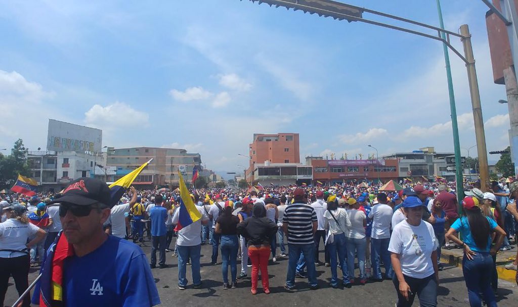 Lara: Citizens gathered on Venezuela Avenue to walk to the 13th Mechanized Infantry Brigade, of the National Guard 