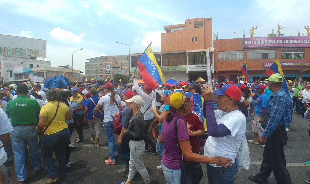 Lara: Citizens gathered on Venezuela Avenue to walk to the 13th Mechanized Infantry Brigade, of the National Guard 