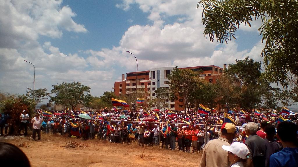 A lot of people in Av Paseo Caroní, Puerto Ordaz / Guayana
