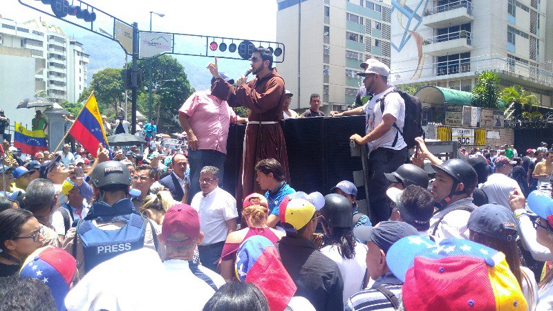 Caracas:  En la iglesia Chiquinquirá, su párroco, el fraile Luis Antonio, recibió con una bendición a las personas que llegan de distintas parroquias de los municipios Libertador y Chacao este 1May con ocasión de la Operación Libertad