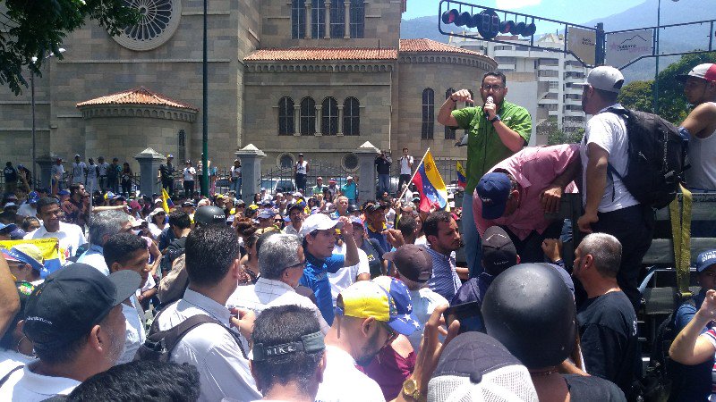 Caracas:  En la iglesia Chiquinquirá, su párroco, el fraile Luis Antonio, recibió con una bendición a las personas que llegan de distintas parroquias de los municipios Libertador y Chacao este 1May con ocasión de la Operación Libertad