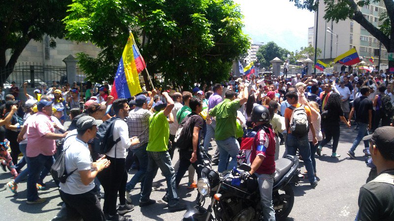 Caracas:  En la iglesia Chiquinquirá, su párroco, el fraile Luis Antonio, recibió con una bendición a las personas que llegan de distintas parroquias de los municipios Libertador y Chacao este 1May con ocasión de la Operación Libertad