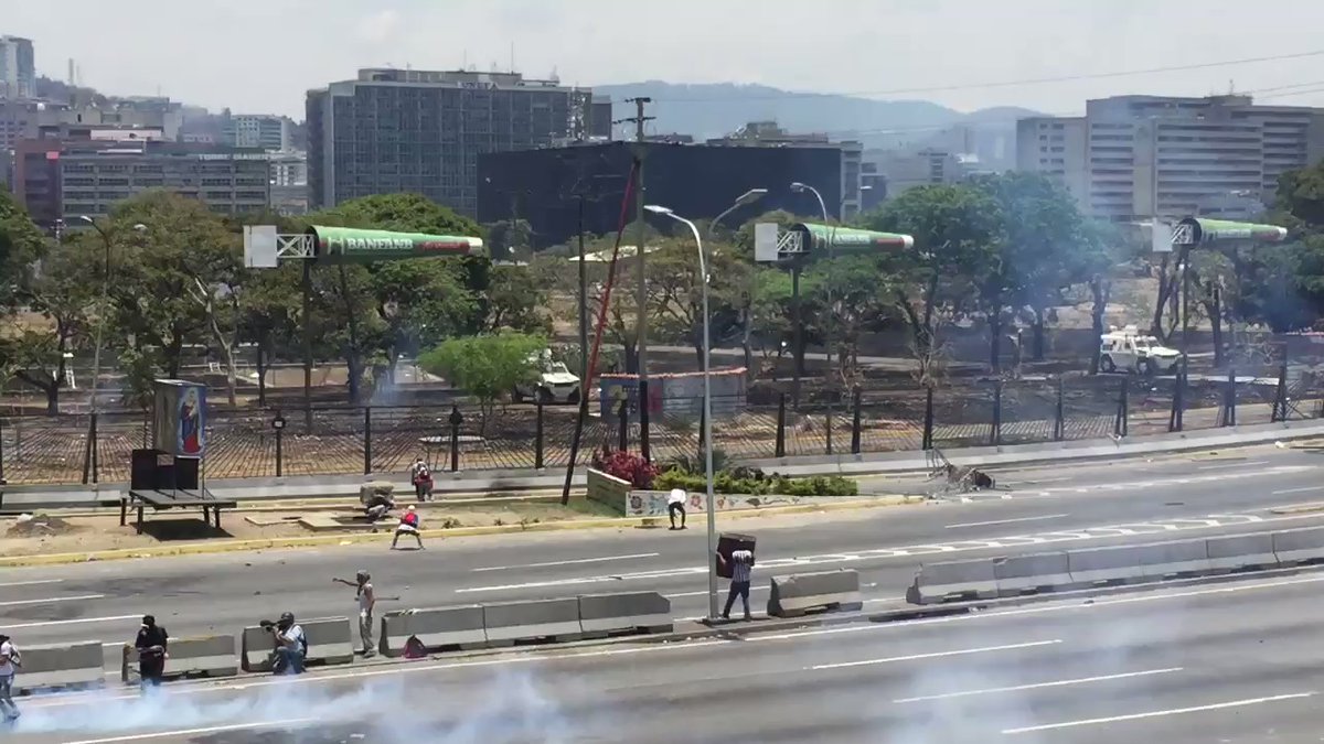 National Guard shoots tear gas from La Carlota air base. A group of citizens remains in the vicinity of the Altamira Interchange while other protesters remain in Plaza Francia de Altamira 