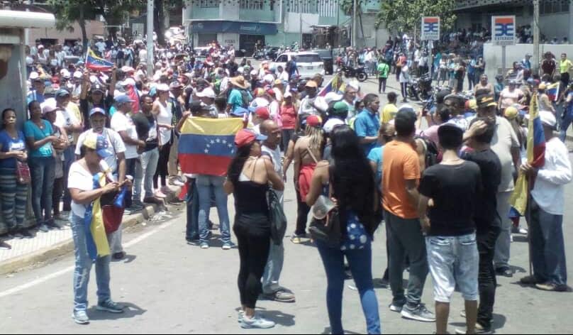 Vargas: Protesters are gathered in El Cónsul square in Maiquetía reiterating the right to peaceful protest. A police contingent is located on Soublette Avenue