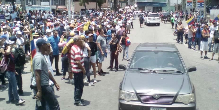 Vargas: Protesters are gathered in El Cónsul square in Maiquetía reiterating the right to peaceful protest. A police contingent is located on Soublette Avenue