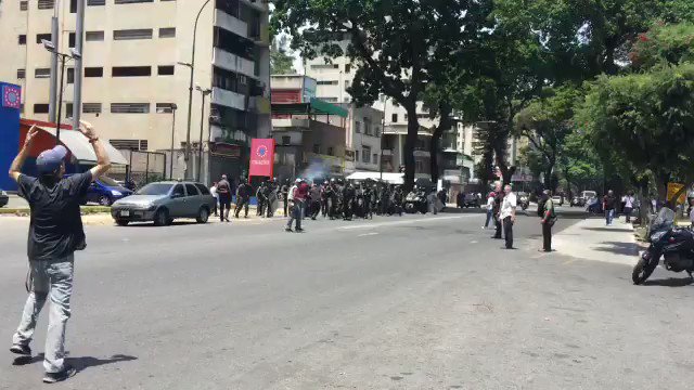 Strong repression in Washington Square in El Paraiso by the GNB. People stayed in the street despite the tear gas and pellets