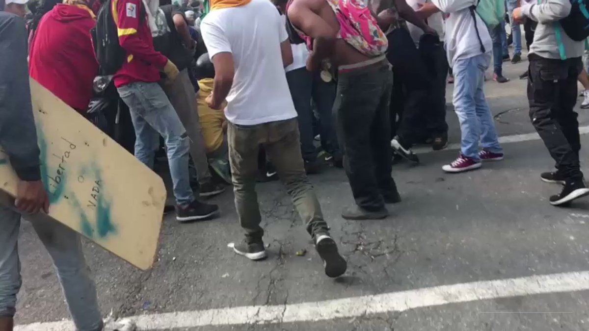 Un herido durante la represión brutal en Altamira 