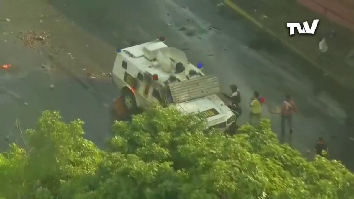 Continued clashes between National Guard and anti-Maduro protesters in Altamira, Caracas.