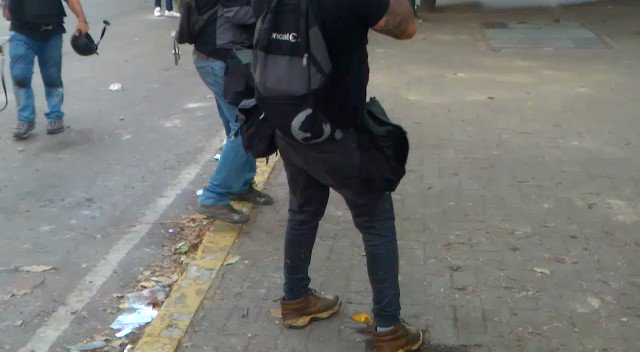 Moment in which the journalist @GregJaimes was injured in demonstration in Altamira (via @hugormarin)