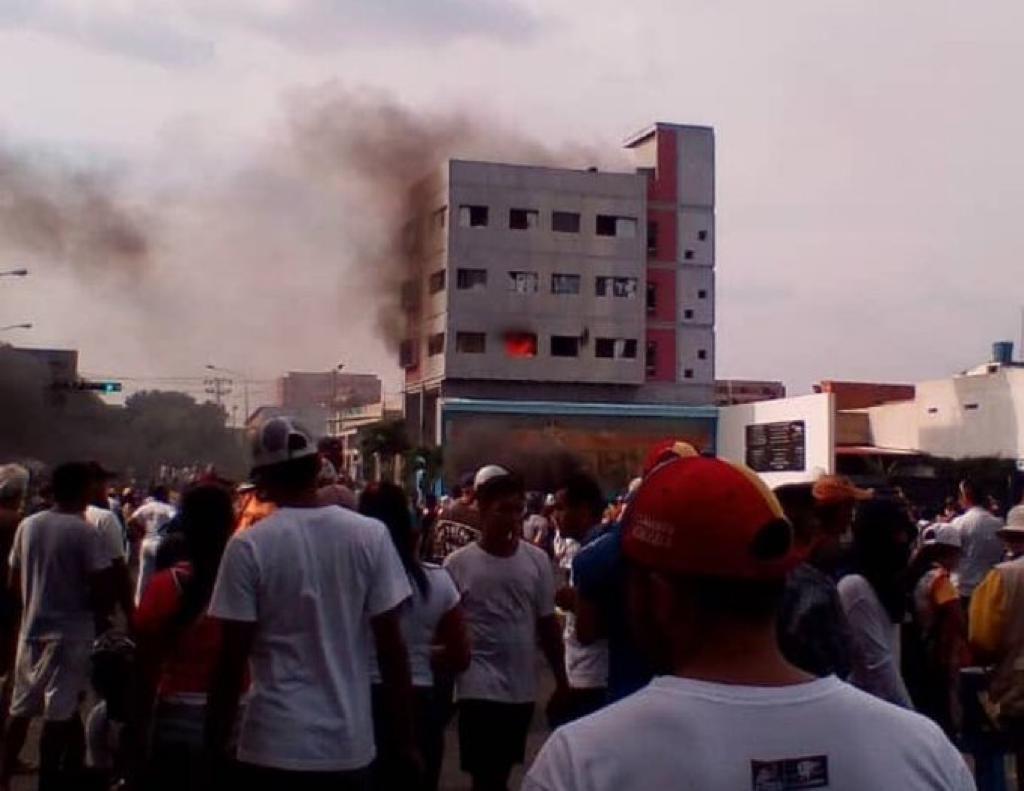 Protesters burn building of the Mayorship of Iribarren in Lara. Allegedly there were pro-Maduro militiamen inside the property