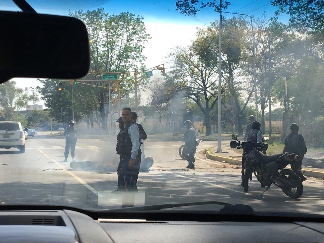 Report of heavy crackdown and arbitrary detentions in several points of Maracay, Aragua. In San Jacinto there would have been 5 arrests Photos @Borolaki