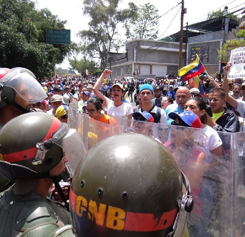 National Guard attacks demonstrators protesting in the San Antonio de los Altos, throws tear gas bombs