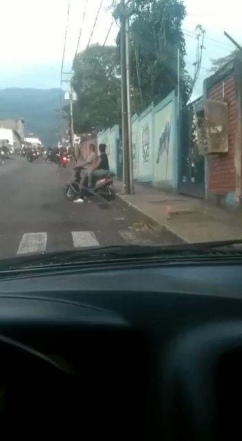 Táchira, San Cristobal:   Momentos en los cuales Guardia Nacional lanza bombas lacrimógenas en la Iglesia de Fátima de Barrio Sucre