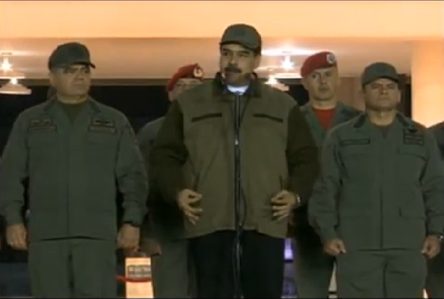 Maduro appears on the national TV at 6 am this 2May together with Vladimir Padrino López and Remigio Ceballos at Fort Tiuna. The FANB has to show itself before the united, cohesive people, he says from the courtyard of the Military Academy.