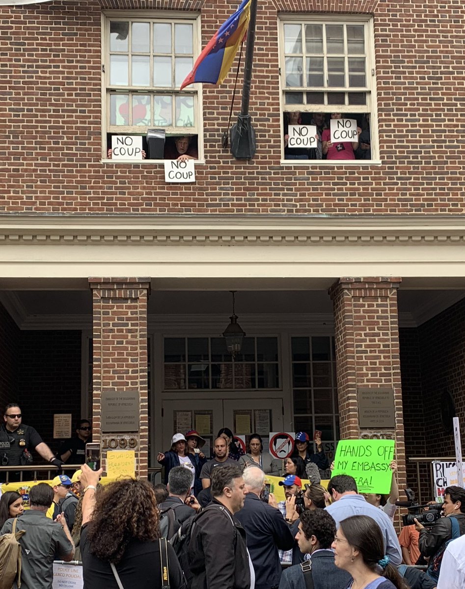 Guaidó supporters demand US authorities let them seize the embassy while @codepink activists stand inside holding signs that read NO COUP   
