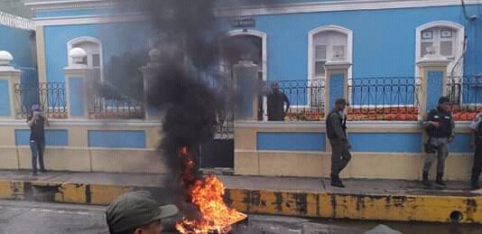 Sucre: Inhabitants of Río Caribe in Sucre take the streets and burning tires near mayor's office of the Arismendi municipality, requesting the removal of the mayor due to constant blackouts
